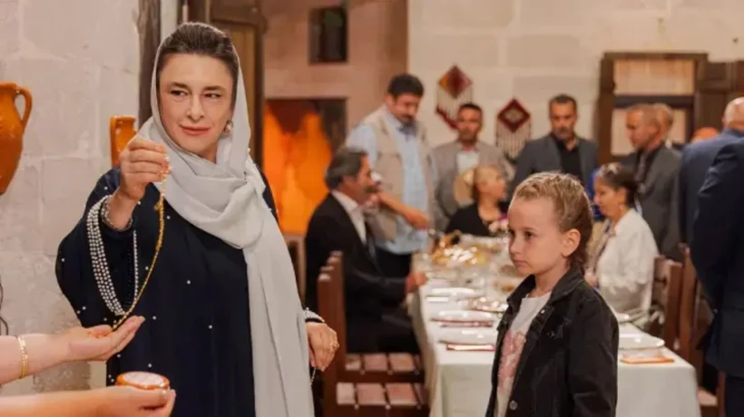 زینب (Zeynep) پس از مرگ خواهرش، سرپرستی خواهرزاده نوزادش را برعهده می‌گیرد، نام ایگه (Ege) را برایش انتخاب می‌کند و او را در مرکز زندگی‌اش قرار می‌دهد. او خواهرزاده‌اش را که مادرش را از دست داده و پدرش شاید هرگز از زندان آزاد نشود، مثل فرزند خودش بزرگ می‌کند.