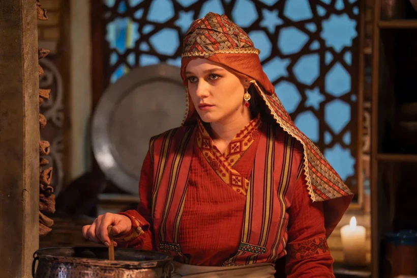 خبر به تخت نشستن علاءالدین کیقباد، نهفقط کونیا، بلکه کالونوروس (آلانیا) را نیز به حرکت درمیآورد. برای دستینا، شاهزاده کالونوروس، این خبر معنای دیگری دارد؛ او هنوز مرد مرموزی را که سالها پیش، بیآنکه بداند چه کسی است، بر زندگیاش اثر گذاشت فراموش نکرده است. دستینا که میخواهد سلطان تازه را با چشمان خود ببیند، هویتش را پنهان میکند و راهی کونیا میشود.