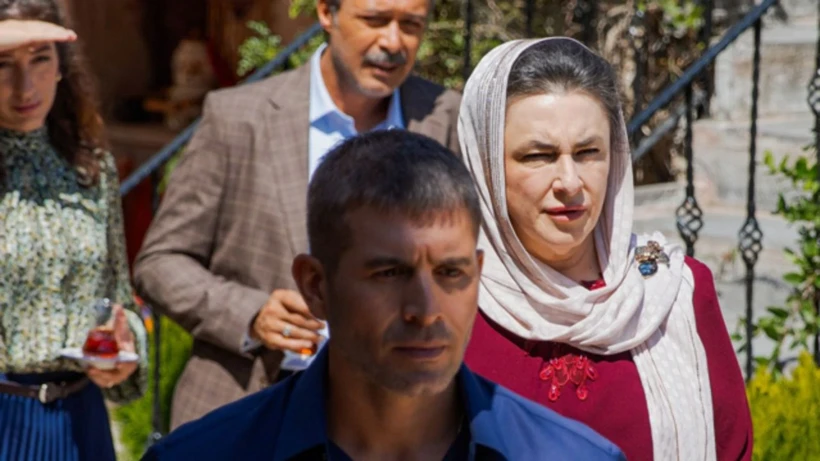 علی (Ali) و خانوادهاش زینب (Zeynep) را تحت فشار میگذارند و میکوشند او را به ترک شهر راضی کنند. اما زینب (Zeynep) بههیچوجه قصد ندارد اژه (Ege) را رها کند. آمدن خواهر و شوهرخواهرش نیز اوضاع را پیچیدهتر میکند. طلبکارانی که با هدایت قادر (Kadir) به خانه علی (Ali) هجوم میآورند، آشوب بزرگی به پا میکنند.