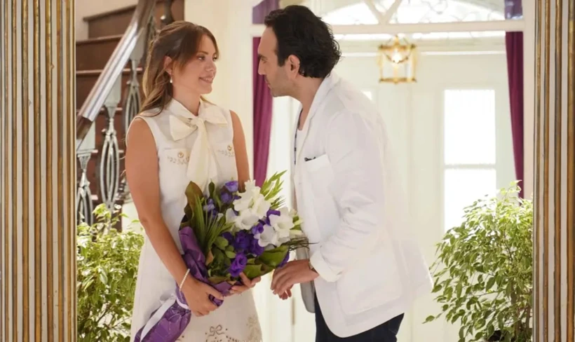 نباهات چهره (Nebahat Çehre)، ادا اجه (Eda Ece)، بوغرا گولسوی (Buğra Gülsoy)، بینور کایا (Binnur Kaya)، شووال سام (Şevval Sam)، یاسمین ارگنه (Yasemin Ergene)، سارپ آپاک (Sarp Apak)، جرن مورای (Ceren Moray)، انیس آریکان (Enis Arıkan)، هاتیجه اصلان (Hatice Aslan)، نرگس کومباسار (Nergis Kumbasar)، ملیس فیس (Melis Fis)، ایرم کاهیااوغلو (İrem Kahyaoğlu)، نازلی توسونوغلو (Nazlı Tosunoğlu)، الیت آنداش چام (Elit Andaç Çam)، نازلی سنم اونال (Nazlı Senem Ünal)، شیلا هالیس (Şeyla Halis)، گوکچه اوزیول (Gökçe Özyol)، جنگیز بوزکورت (Cengiz Bozkurt)، نورا سرزلی (Nevra Serezli) و ستار تانریاوئن (Settar Tanrıöğen) در گروه بازیگران سریال حضور دارند.
