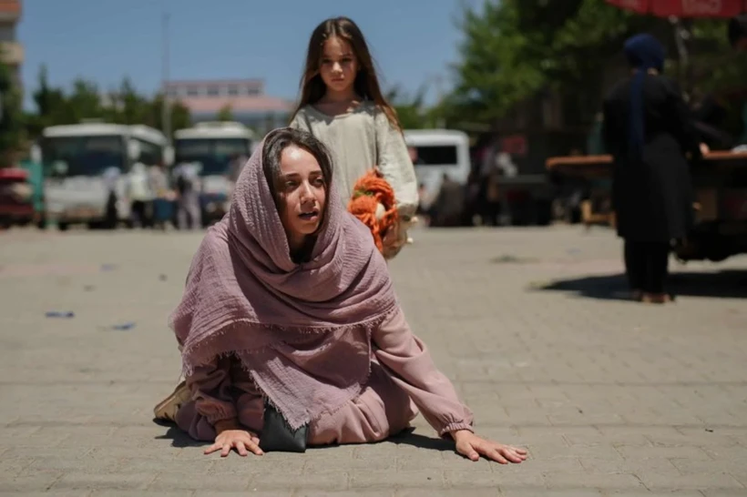 داستان سریال — عروسی میرزا و لیلا چند ساعت مانده به مراسم، با ناپدیدشدن لیلا نیمه‌تمام ماند. در 7 سال بعد هیچ خبری از لیلا به دست نیامد. روزی که میرزا تصمیم گرفت زندگی‌اش را از نو بسازد و در آستانه ازدواج با دستن بود، همه‌چیز تغییر کرد؛ کرم، خواهرزاده 7ماهه‌اش، به دست پدر واقعی‌اش که قاچاق انسان می‌کرد، ربوده شد.