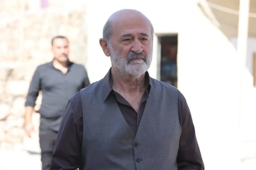 کارگردانی سریال شهر دور (Uzak Şehir) را که با امضای AyNa Yapım ساخته شده، احمد کاتیکسز (Ahmet Katıksız)، امره آیبک (Emre Aybek) و ییلدیز آشانبوغا تاشباشی (Yıldız Aşanboğa Taşbaşı) بر عهده دارند. فیلمنامه شهر دور (Uzak Şehir) را گولیزار ایرماک (Gülizar Irmak) نوشته است.