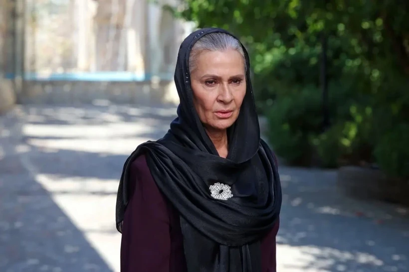 UZAK ŞEHİR’İN KONUSU NE? — آلیا آلبورا (Alya Albora), hayatını kaybeden eşinin vasiyetini yerine getirebilmek amacıyla onun cenazesi ve beş yaşındaki oğluyla Kanada’dan Mardin’deki Albora topraklarına gelir. Ancak Alya’nın bu yolculuğu, geri dönüşün ve Albora’dan ayrılmanın mümkün olmadığı bir sürecin başlangıcına dönüşür. — Albora aşiretinin başındaki جیهان (Cihan) آلبورا (جیهان (Cihan) Albora), Alya’nın verdiği mücadeleye kayıtsız kalmaz. Buna rağmen oğlunu yanına alarak gitmesine izin vermez. Geçmişin karanlık yönleri, aile içinde saklanan sırlar ve bölgenin gerçekleriyle karşılaşan Alya, kendisini vefat eden eşinin ailesine karşı büyük bir mücadelenin içinde bulur.