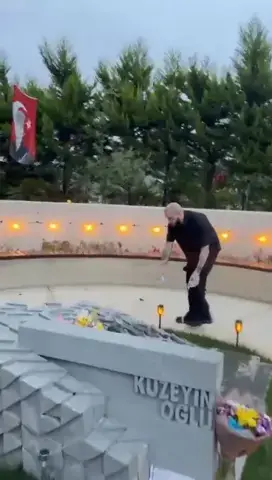 برکای شاهین پیش از کنسرت ترابزون بر مزار ولکان کوناک حاضر شد
