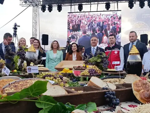 لحظات خاطرهانگیز تورکان شورای با «انگور تکیرداع» در جشنواره خوراک و انگورکاری