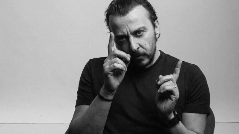 علی آتای برای فیلم «کوسه‌ها» آماده می‌شود؛ نخستین پروژه سینمایی اوجی‌ام پیکچرز در راه است