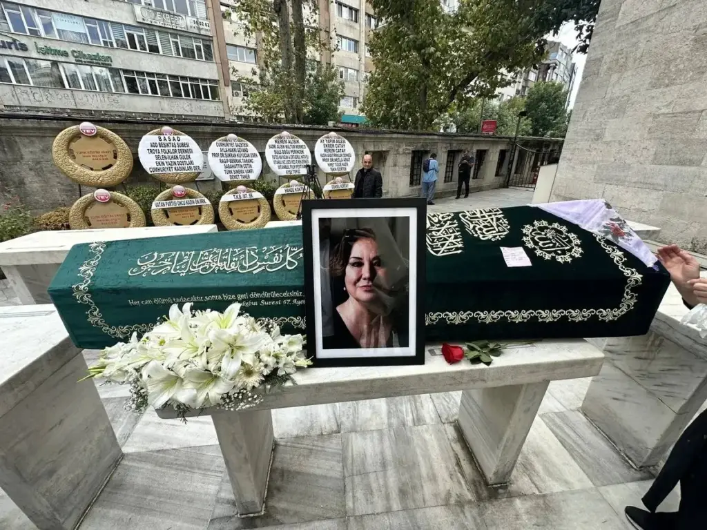 وداع تلخ با گولشن تونچر؛ ستاره «عشق ممنوع» در میان اشک هنرمندان بدرقه شد
