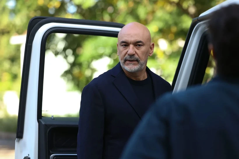 جوانانی که در سریال بالا پایین استانبول (Altı Üstü İstanbul) در پی رؤیاهایشان هستند، با قدرت، پول و خیانت روبه‌رو می‌شوند؛ هر قدمشان به تصمیمی تبدیل می‌شود که هم زندگی خودشان و هم سرنوشت یکدیگر را تغییر می‌دهد. این داستان که در خیابان‌های پیچیده استانبول می‌گذرد، از دوستی‌هایی می‌گوید که به آزمون گذاشته می‌شوند، عشق‌هایی که دوباره شکل می‌گیرند و نبردی که هرکس به‌تنهایی پیش می‌برد.