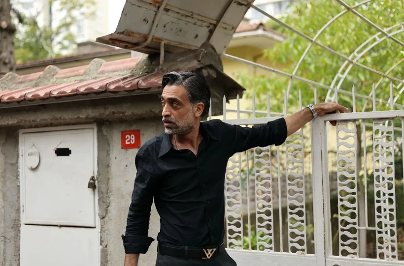 در قسمت جدید چه اتفاقی میافتد؟ آشکارشدن زندهبودن دوغان، دیداری دوباره و پرشور را برای خانواده هانجیاوغلو رقم میزند و همزمان، درگیری او با ساروهان را وارد مرحله تازهای میکند. دوغان برای امنکردن خانوادهاش دست به کار میشود و با اقدامی جسورانه میکوشد آنچه را از دست دادهاند پس بگیرد و ساروهان را بابت کارهایش پاسخگو کند.