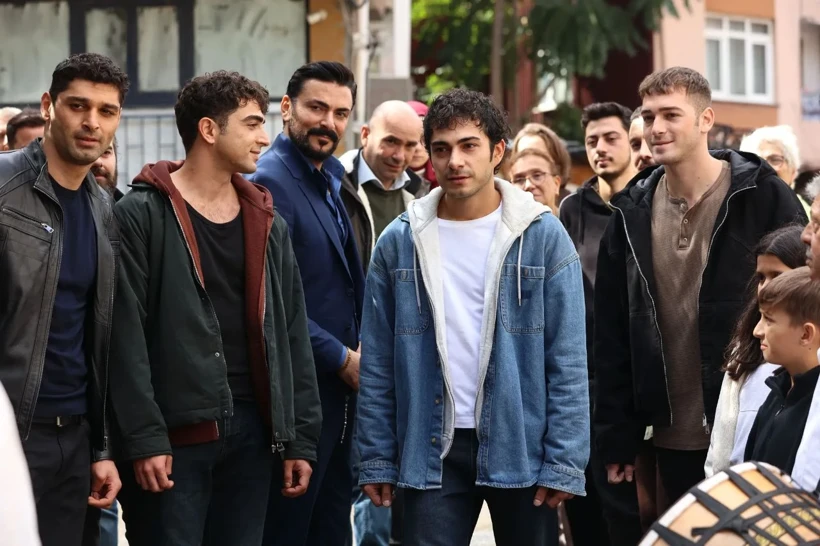 بالا پایین استانبول (Altı Üstü İstanbul) که داستان تلاش امیر (Emir) و دوستانش برای زندگی در محله‌ای حاشیه‌ای را روایت می‌کند، دوشنبه‌ها ساعت 20.00 از شبکه ATV روی آنتن می‌رود.