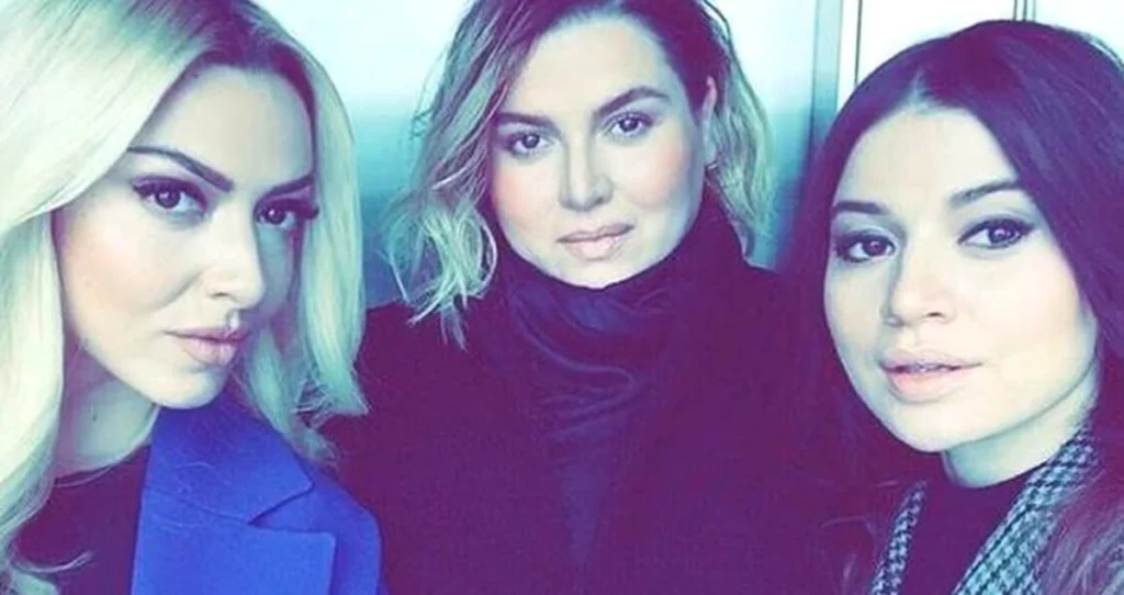 «حتی اگر رابطهمان خوب نباشد، همیشه کنارش خواهم بود» هادیسه (Hadise) برای نخستین بار با این صراحت درباره روند خانوادگی پس از قطع همکاری با خواهرش، حلیه آچیقگوز (Hülya Açıkgöz)، که در سال 2018 مدیر برنامههایش بود، صحبت کرد و با وجود اختلاف میانشان از علاقهاش به خواهرش گفت.