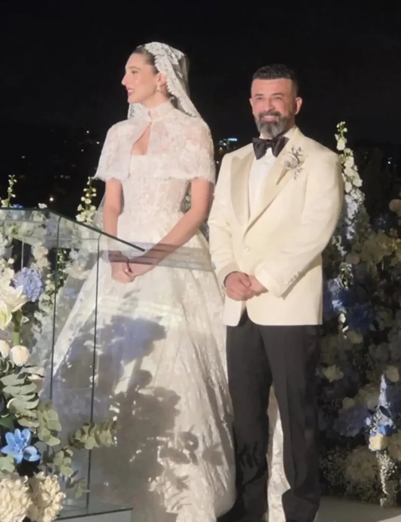 یک ماه پس از عقد، این زوج مشهور در استانبول مراسم عروسی برگزار کردند. چاغاتای اولوسوی رویای اشرف (Çağatay Ulusoy) رویای اشرف (Çağatay Ulusoy) شاهد عقد آنها بود.