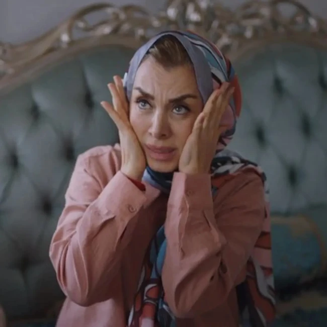 «عصبانی شدم» گفته بود. این بازیگر در توضیح آن تصمیم ناگهانی گفته بود: «دلخور و عصبانی شدم. چون ناپدیدشدن ناگهانی شخصیت تقصیر من نبود. بالاخره باید پایان خوبی برای او رقم میخورد. من وقتی وارد یک سریال میشوم، تا پایان میمانم و ادامهاش میدهم. سوتاپ هم شخصیتی است که با علاقه به او دل بسته بودم...»