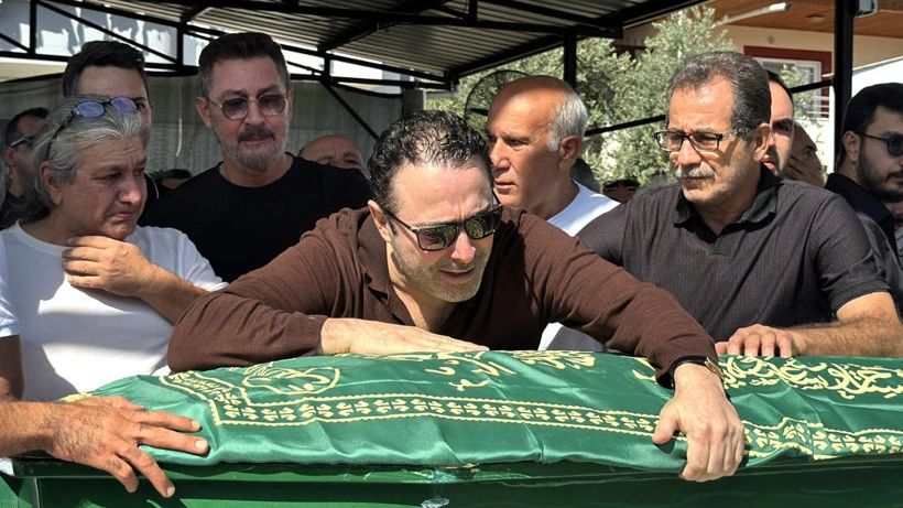 آتیلا تاش (Atilla Taş) در حالی که تابوت دخترش را در آغوش گرفته بود، اشک میریخت و بهسختی روی پا میایستاد. نزدیکانش تلاش کردند این پدر داغدار را آرام کنند.