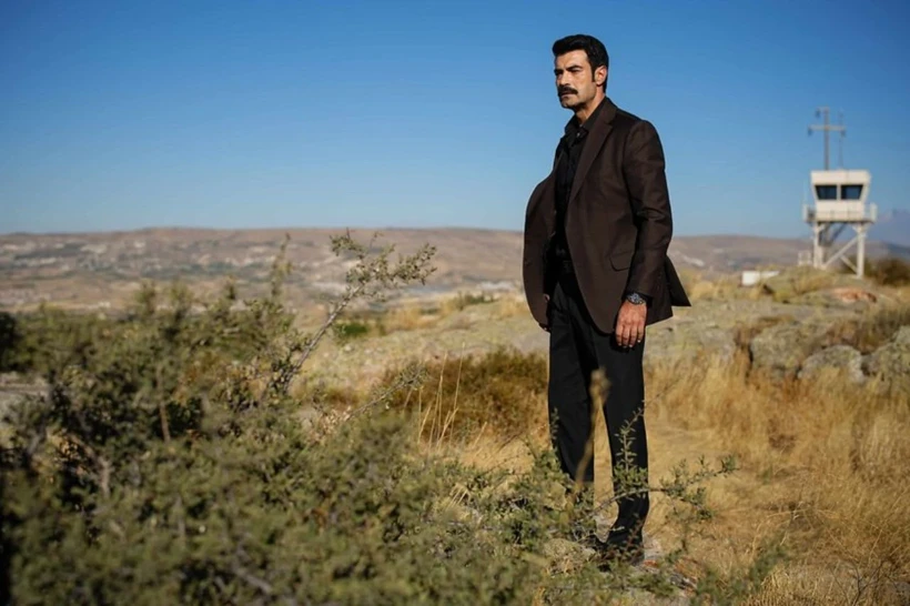 عشقت آتشیست (Sevdan Bir Ateş) که مورات اونالمیش (Murat Ünalmış) و اوزگه اوزاجار (Özge Özacar) را در نقشهای اصلی کنار هم قرار داده، چهارشنبهها ساعت 20.00 از شبکه Show TV پخش میشود.