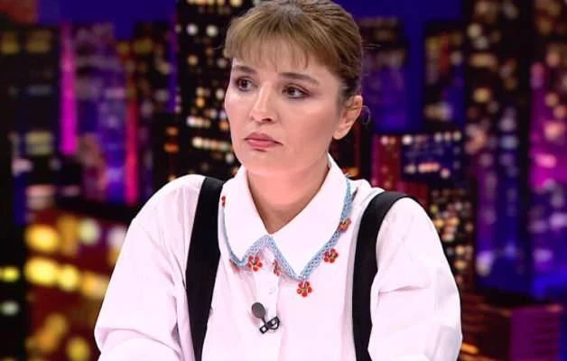 گونجا وسلاتری (Gonca Vuslateri) که اخیراً با سریال «عمور اوستا (Ömür Usta)» عمور اوستا (Ömür Usta) به تلویزیون بازگشته، با پستهایش در شبکههای اجتماعی نیز توجه طرفدارانش را جلب میکند.