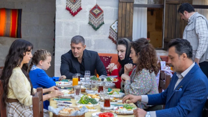 زینب (Zeynep) با وجود ادامه زندگی در خانه خانواده قادر (Kadir)، میداند که هر روز شرایط برایش دشوارتر میشود. او برای جدا نماندن از ایگه (Ege)، پیشنهادی به علی (Ali) میدهد؛ اما علی (Ali) پیشنهاد ازدواج او را حتی جدی هم نمیگیرد.