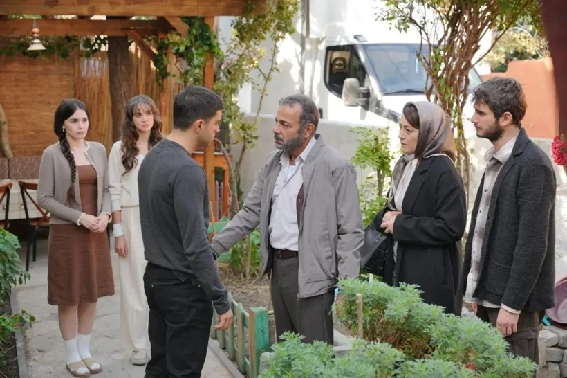 در قسمت جدید چه اتفاقی میافتد؟ پس از آتشسوزی، خانواده کارلیاووا تلاش میکند زخمهایش را التیام دهد و مهمت بهدنبال وعدهای که به پدرش داده، مسئولیت کسبوکار خانوادگی را بر عهده میگیرد. اما این تصمیم رؤیای آینده او با سیمای را تغییر میدهد و دلخوری میان خواهر و برادرها را دوباره شعلهور میکند.