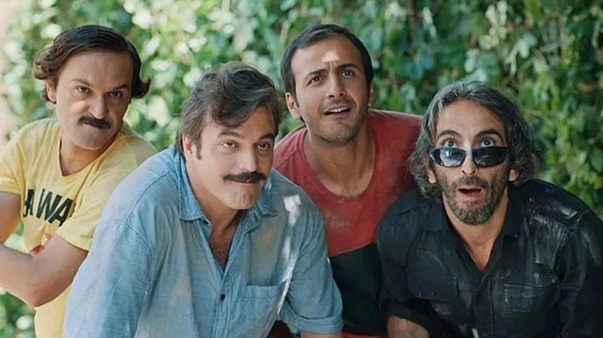 بولند چولاک (Bülend Çolak) با فیلم‌هایی مانند «زن حکومت (Hükümet Kadın)» زن حکومت (Hükümet Kadın)، «رقص با شغال‌ها (Çakallarla Dans)» رقص با شغال‌ها (Çakallarla Dans) و «زندگی‌های غیرقانونی (İllegal Hayatlar)» زندگی‌های غیرقانونی (İllegal Hayatlar) نیز نامی برای خود دست‌وپا کرده است. او با وجود ادامه فعالیت در بازیگری، چندان در معرض توجه نیست.