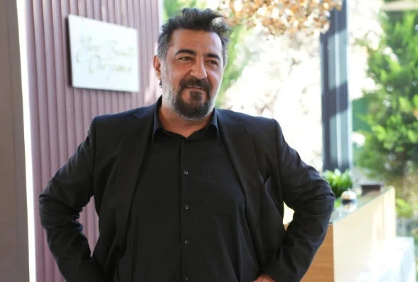دادگاه خانواده استانبول پس از بررسی درخواست، حکم داد جلیل نالچاکان (Celil Nalçakan) و دوستان نوازندهاش، امراه گلتکینر (Emrah Gültekiner) و رمضان محمد اوزر (Ramazan Muhammed Özer)، به مدت 1 ماه از طریق ابزارهای ارتباطی مزاحم آینیل توپالاوغلو (Aynil Topaloğlu) نشوند و به محل سکونت یا محل کار او نزدیک نشوند.