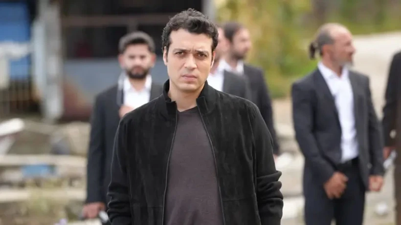 بازیگران این دریا طغیان میکند (Taşacak Bu Deniz) چه کسانی هستند؟ نقشهای اصلی این دریا طغیان میکند (Taşacak Bu Deniz) را اولاش تونا آستهپه (Ulaş Tuna Astepe)، دنیز بایسال (Deniz Baysal)، بوراک یوروک (Burak Yörük) و آوا یامان (Ava Yaman) ایفا میکنند. چاغری بایراک (Çağrı Bayrak) کارگردان سریال است و آیشه فردا ارییلماز (رویای آیشه (Ayşe) Ferda Eryılmaz) Ferda Eryılmaz) و نهیر اردم (Nehir Erdem) فیلمنامه آن را نوشتهاند.