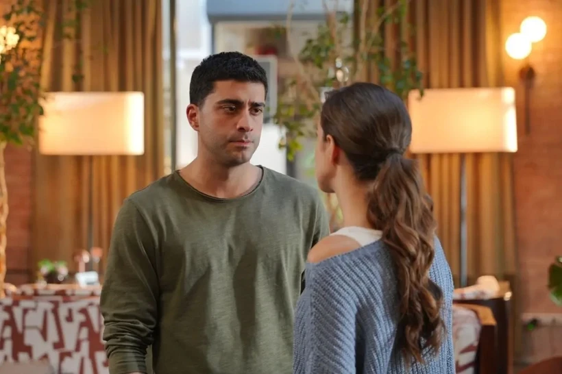 کرم آلیشیک (Kerem Alışık)، دوغان گونگور (Doğukan Güngör)، رها اوزجان (Reha Özcan)، مریه اوزتورک (Merih Öztürk) و بوراک چلیک (Burak Çelik) بازیگران نقشهای اصلی سریال هستند. گوکبرک ییلدیریم (Gökberk Yıldırım)، اورکون جان ایزان (Orkun Can İzan)، آصیر گوندوغدو (Asır Gündoğdu)، آیبوکه ییلماز (Aybüke Yılmaz)، الیفجان اونگورلار (Elifcan Ongurlar)، برفین قییماز (Berfin Kıymaz)، نظام نامیدار (Nizam Namidar)، گولچین هاتیحان (Gülçin Hatıhan)، آیچا وارلیار (Ayça Varlıer)، جرن کسیم (Ceren Kesim)، اجم کوجا (Ecem Koca)، دوروک میراج گونایدین (Doruk Miraç Günaydın)، هلال قووت (Hilal Kuvvet) و نرگیس اوزتورک (Nergis Öztürk) نیز در گروه بازیگران حضور دارند.
