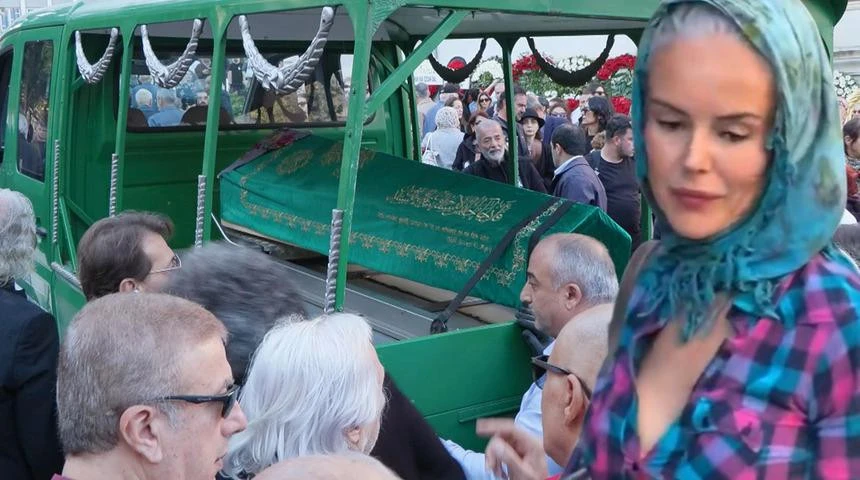 انتقاد از پوشش ایپک تانریار در مراسم تشییع نجلا اویغور