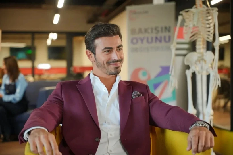 کرم آلیشیک (Kerem Alışık)، دوغان گونگور (Doğukan Güngör)، رها اوزجان (Reha Özcan)، مریه اوزتورک (Merih Öztürk) و بوراک چلیک (Burak Çelik) بازیگران نقش‌های اصلی هستند. گوکبرک ییلدیریم (Gökberk Yıldırım)، اورکون جان ایزان (Orkun Can İzan)، آصیر گوندوغدو (Asır Gündoğdu)، آیبکه ییلماز (Aybüke Yılmaz)، الیفجان اونگورلار (Elifcan Ongurlar)، برفین کییماز (Berfin Kıymaz)، نیزام نامیدار (Nizam Namidar)، گولچین خاتیهان (Gülçin Hatıhan)، آیچا وارلی‌ار (Ayça Varlıer)، جرن کسیم (Ceren Kesim)، اجیم کوجا (Ecem Koca)، دوروک میراچ گونایدین (Doruk Miraç Günaydın)، هلال کووت (Hilal Kuvvet) و نرگیس اوزتورک (Nergis Öztürk) نیز در گروه بازیگران حضور دارند.