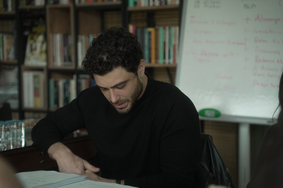 باتوهان اوزدمیر (Batuhan Özdemir)، ایلول گوز بوزکورت (Eylül Güz Bozkurt)، چاغری بایلان (Çağrı Baylan)، ایلایدا سوماک (İlayda Sumak)، آیسون گوون (Aysun Güven)، زینب سرپیل (Zeynep Serpil)، چاغاتای چابوک (Çağatay Çabuk) و امل کارا (Emel Kara) در گروه بازیگران بنفشه (Menekşe) حضور دارند.