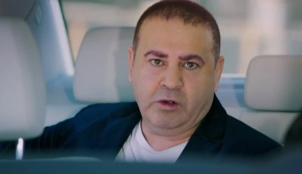بازیگر 56 ساله، شافاک سزر (Şafak Sezer)، سالها بعد درباره مجموعه «حقهباز (Kolpaçino)» حقهباز (Kolpaçino) که فیلمنامهاش را نوشته، اظهارنظر کرد.