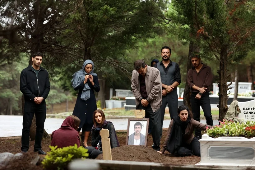 بالا پایین استانبول (Altı Üstü İstanbul)، داستان امیر (Emir) و دوستانش را روایت میکند که در محلهای حاشیهای برای زندگی تلاش میکنند. این سریال دوشنبهها ساعت 20.00 از شبکه ATV پخش میشود.