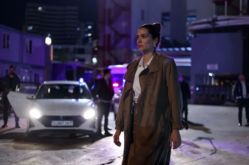 خشم ساروهان وقتی دوغان را در میزی میبیند که انتظارش را نداشته، بیشتر میشود. لیلا زیر فشار رازهایی که پنهان کرده، تلاش میکند هم وظیفهاش و هم دوغان را حفظ کند؛ اما تلفنی که به دست ساروهان میرسد، همهچیز را تغییر میدهد.