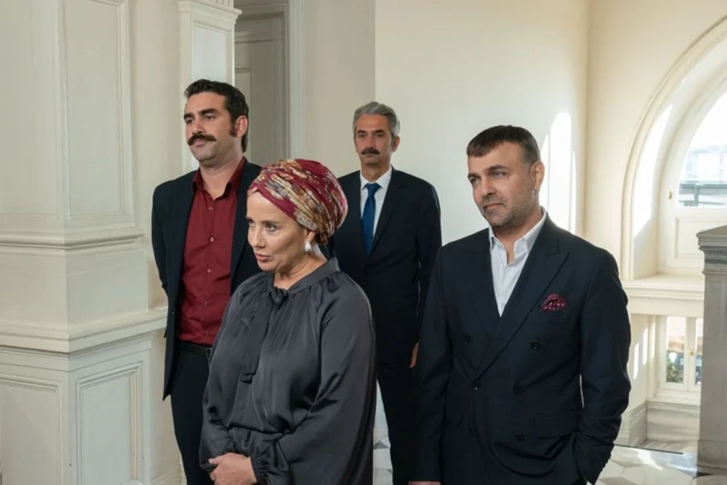 فیلمنامه «حفظ آبرو (Evrim Alasya)» (Kızılcık Şerbeti) را ملیس جیولک (Melis Civelek) و زینب گور (Zeynep Gür) مینویسند و اوزگور سویملی (Özgür Sevimli) کارگردان آن است. از بازیگران سریال میتوان به باریش کیلیچ (Barış Kılıç) در نقش اومر، اوریم آلاسیا حفظ آبرو (Evrim Alasya) حفظ آبرو (Evrim Alasya) در نقش کیویلجیم، احمد ممتاز تایلان (Ahmet Mümtaz Taylan) در نقش عبدالله، سرای کایا (Seray Kaya) در نقش باشاک، ارکان آوجی (Erkan Avcı) در نقش آسیل، اوزگه بوراک (Özge Borak) در نقش سالکیم، امره دینلر (Emre Dinler) در نقش فاتح، ثروت پاندور (Servet Pandur) در نقش آسوده، مورات آیگن (Murat Aygen) در نقش لیدر، یالچین حافیظاوغلو (Yalçın Hafızoğlu) در نقش امیر، زینب پارلا (Zeynep Parla) در نقش الیف، دیلا دانیشمان (Dila Danışman) در نقش هلال، آسنا کسکینجی (Asena Keskinci) در نقش چیمن، هاکان کاراهان (Hakan Karahan) در نقش تونجای، حمدی آلکان (Hamdi Alkan) در نقش اولوی، اوزلم چاکار یالچینکایا (Özlem Çakar Yalçınkaya) در نقش سویلای، سرکان روتکای آییکوز (Serkan Rutkay Ayıköz) در نقش عابدین، گوکای تورکمن (Gökay Türkmen) در نقش بوغرا، وورگون آدالایی (Vurgun Adalayı) در نقش یوسف و نورحیات کاراجا (Nurhayat Karaca) در نقش حیات اشاره کرد.