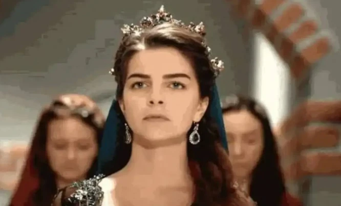 پلان کاراهان (Pelin Karahan) گفت چون همسرش در دوران ازدواج اول نمیخواست او بازیگری کند، ابتدا این پیشنهاد را رد کرد.