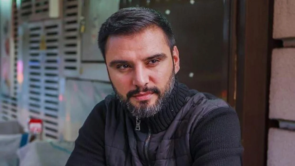 زیرزمین خانه این هنرمند مشهور زیر آب رفت و سطح آب جمع‌شده تا ارتفاع کمر بالا آمد.