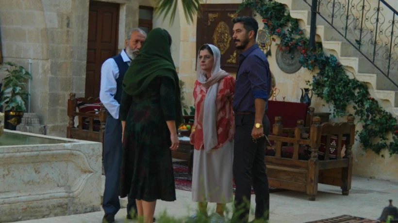 ایلخان شن (İlhan Şen)، بیران داملا ییلماز (Biran Damla Yılmaz)، اونور بیلگه (Onur Bilge)، ودا یورتسور (Veda Yurtsever)، مظلوم چیمن (Mazlum Çimen)، مرت دوغان (Mert Doğan)، عایشهگل جنگیز (Ayşegül Cengiz)، بریل کایار (Beril Kayar)، اوزان چلیک (Ozan Çelik) و اینجی صفا جینگوز (İnci Sefa Cingöz) در فصل جدید نیز در گروه بازیگران حضور دارند. یوردائر اوکور (Yurdaer Okur)، مصطفی ییلدیران (Mustafa Yıldıran) و ازگی تومبول (Ezgi Tombul) نیز از فصل دوم به گروه بازیگران پیوستهاند.