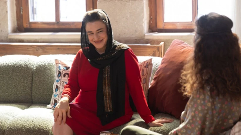 ملیس جیولک (Melis Civelek)، زینب (Zeynep) گور (زینب (Zeynep) Gür) و مروه گونتم (Merve Göntem) فیلمنامه سریال را نوشتهاند. در کنار بازیگران نقشهای اصلی، سلن اوچر (Selen Uçer)، فاتح گوهان (Fatih Gühan)، جانسو فیرینجی (Cansu Fırıncı)، مرت دنیزمن (Mert Denizmen)، مروه شن (Merve Şen)، دیلشاه دمیر (Dilşah Demir)، ایلایدا چِویک (İlayda Çevik)، عمر نادر جیولک (Ömer Nadir Civelek)، دنیز گورکان (Deniz Gürkan)، برکای آکدمیر (Berkay Akdemir)، یلیز کورکماز (Yeliz Korkmaz)، عبدالرحمان یونوساوغلو (Abdurrahman Yunusoğlu)، اورونجان کسکین (Ürüncan Keskin)، ملیسا دورو اونال (Melisa Duru Ünal)، اوموت کاپلیجا (Umut Kaplıca) و مراد بالجی (Murat Balcı) نیز در گروه بازیگران حضور دارند.