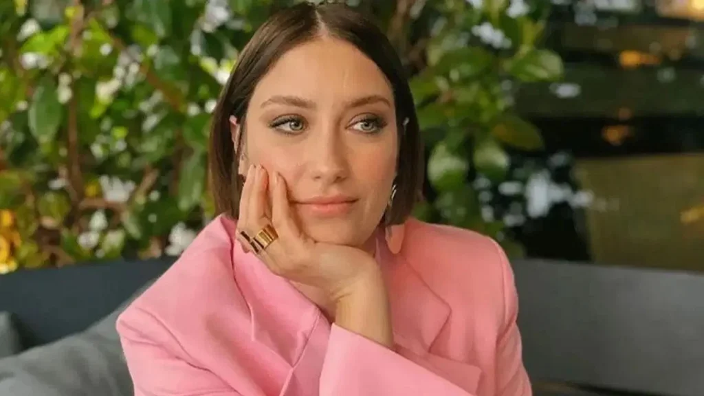 هازال کایا (Hazal Kaya) اندوه از دست دادن سگش را با طرفدارانش در میان گذاشت؛ سگی که 12 سال با عشق از او نگهداری کرده بود.