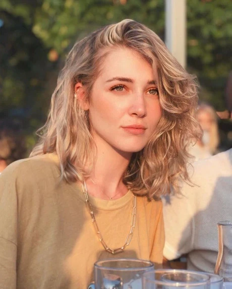 این بازیگر در شرح لحظاتی که تجربه کرده بود، گفت: «دیشب این اتفاق برایم افتاد؛ داخل ماشین 5-6 مرد بودند. نزدیک خانهام، در فاصله 2 دقیقهای از خانهام، موقع راهرفتن حرفهای عجیبی به من زدند. در تمام عمرم بهاندازه همینقدر فحش دادهام، اما هیچوقت آنها را پشتسرهم نگفته بودم.»