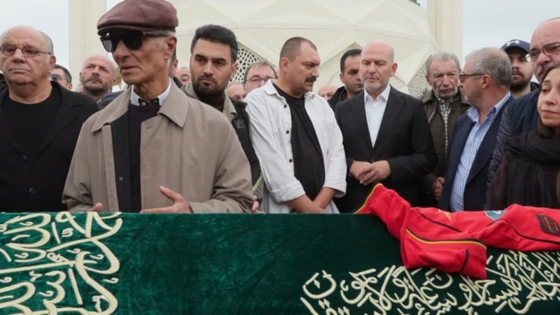 خواننده محبوب نِو به خاک سپرده شد؛ سلیمان سویلو در مراسم حضور داشت - تصویر 2