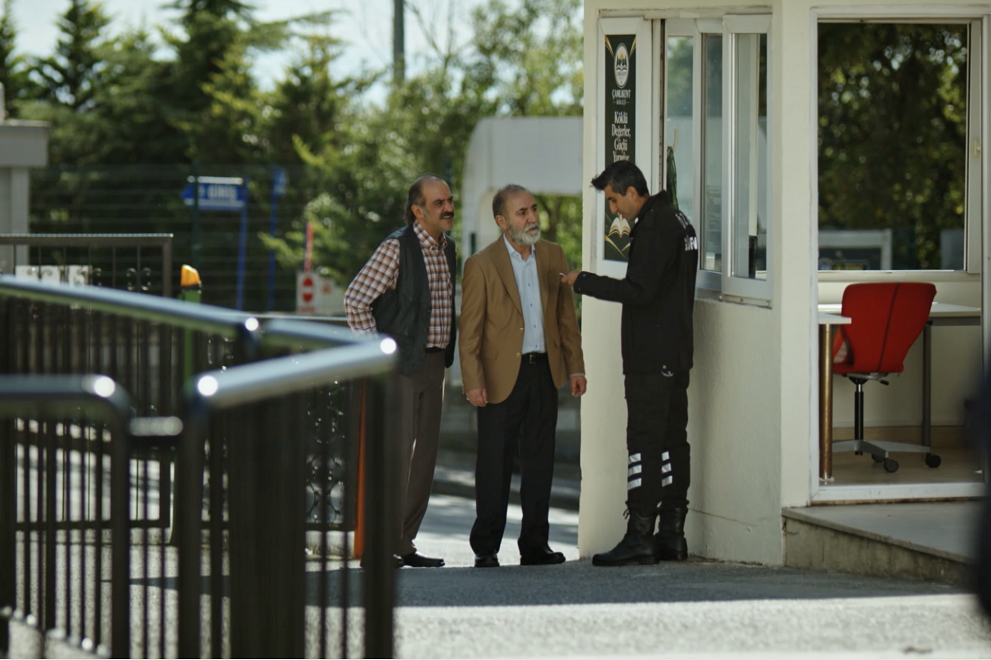سریال چاه سیاه (Karakuyu) با امضای OGM Pictures ساخته شده است. نزاکت چوشکون (Nezaket Coşkun) کارگردانی آن را بر عهده دارد و دنیز آکچای (Deniz Akçay) فیلمنامهاش را نوشته است. اوزگه تورر (Özge Törer)، اونور تونا (Onur Tuna)، سرمیان میدیات (Sermiyan Midyat)، اوغور اوزونل (Uğur Uzunel)، یارن یاپیجی (Yaren Yapıcı)، جنان چامیوردو (Cenan Çamyurdu)، الچین آتامگوچ (Elçin Atamgüç)، امراه اوزدمیر (Emrah Özdemir)، آیحا ارتوران (Ayça Erturan)، جیهان تالای (Cihan Talay)، بورجو صالحاوغلو (Burcu Salihoğlu)، جرن کوچ (Ceren Koç)، اوزلم تاش (Özlem Taş)، پروین مرت (Pervin Mert)، سلن گونای (Selen Güney)، عبدالله جرسل (Abdullah Cersel)، دفنه بورناز (Defne Burnaz)، بتول آلاز (Betül Alaz)، دنیز بال (Deniz Bal)، امین چالیش (Emin Çalış)، یارن اوزکوچا (Yaren Özkoca)، افه آکارلر (Efe Akarler)، آلپرن یازیجی (Alperen Yazıcı) و نازان دیپر (Nazan Diper) در گروه بازیگران این سریال حضور دارند.